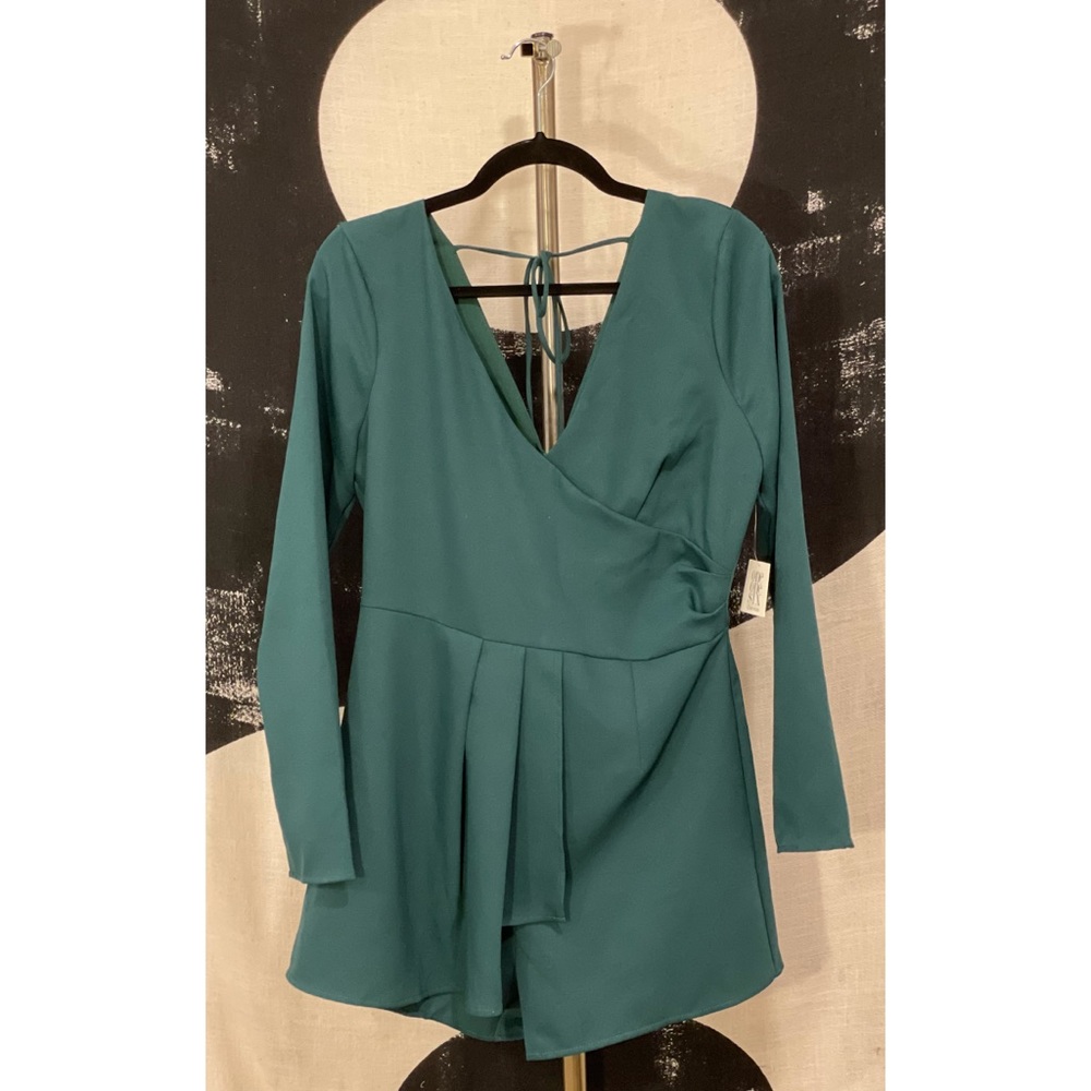 one one six MEDIUM Green Longsleeve Vneck Romper